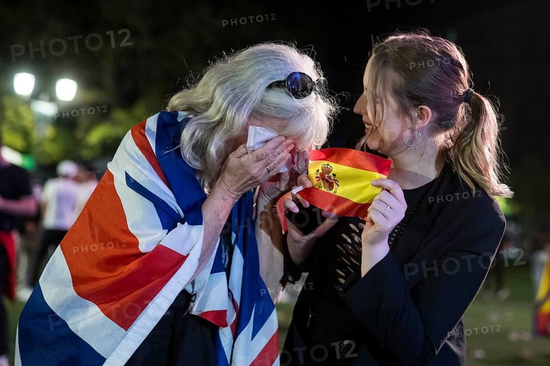 Cathreen (born in England and fan of the English team) together with her daughter Jamie (living in Berlin and fan of the Spanish team) at the fan zone at the Brandenburg Tor after the final match between Spain and England at the European Football Championship, Berlin, 14 July 2024