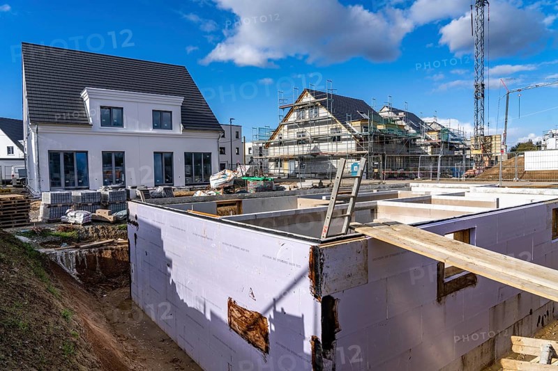 New-build neighbourhood, around 140 detached and semi-detached houses under construction in the south of Duisburg, various developers, shells, construction work, basement, North Rhine-Westphalia, Germany, Europe