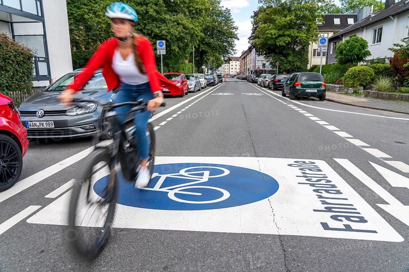 Bicycle road, cyclists have priority over car traffic, new cycle routes through Essen, here in the Rüttenscheid district, Kahrstrasse, part of the requirements of the clean air plan, against driving bans, Essen, North Rhine-Westphalia, Germany, Europe