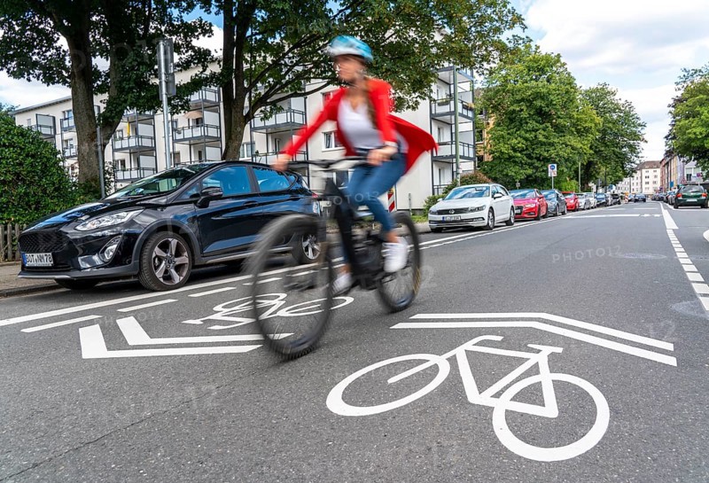 Bicycle road, cyclists have priority over car traffic, new cycle routes through Essen, here in the Rüttenscheid district, Kahrstrasse, part of the requirements of the clean air plan, against driving bans, Essen, North Rhine-Westphalia, Germany, Europe