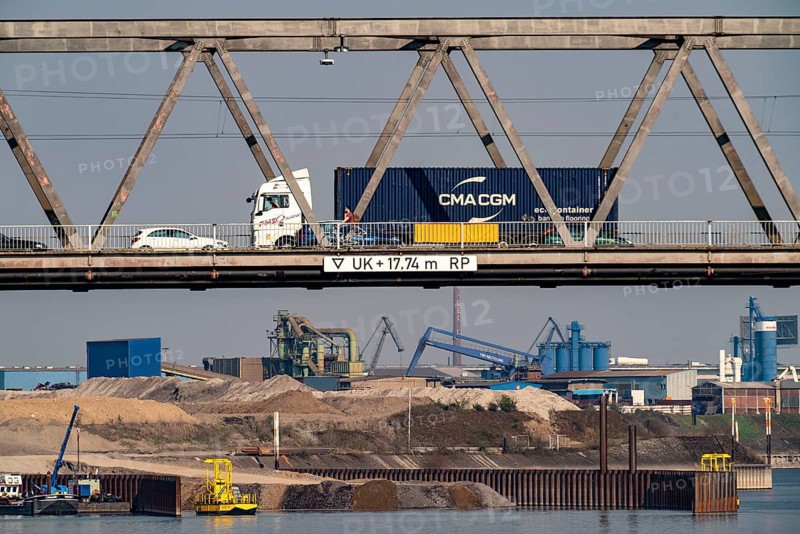 Duisport, Ruhrort harbour, coal island, conversion of the old port area into Europe's largest trimodal inland container terminal, land reclamation work, Ruhrorter Straße bridge, Duisburg, North Rhine-Westphalia, Germany, Europe
