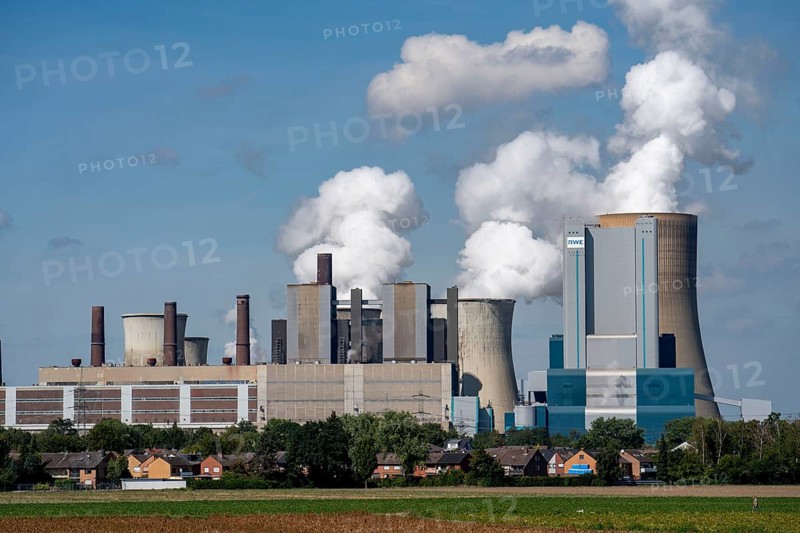 Lignite-fired power plant, RWE Power AG Niederaußem power plant, 2 units were shut down in 2020/21 and restarted in June 22 to replace gas-fired power plants in the 2022 energy crisis, residential area near Niederaußen, Bergheim, North Rhine-Westphalia, Germany, Europe