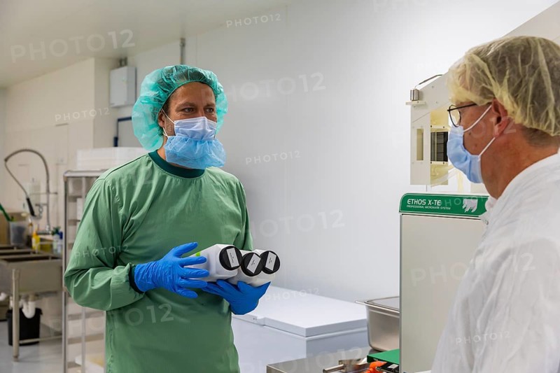 DEU/Saxony/Ebersbach The Saxon cannabis producer Demecan is now the first German company to be authorised to cultivate medicinal cannabis indefinitely under the new Cannabis Act. The company had been authorised to produce since 2019, albeit subject to conditions such as a maximum production quantity or regulated distribution. These conditions will now no longer apply, which will improve the supply situation for medicinal cannabis. The Federal Government Commissioner for Addiction and Drug Issues Burkhard Blienert and Health Minister Petra Köpping took a tour of the production facility to find out more about the production of medicinal cannabis., Federal Drug Commissioner Burghard Blienert and Health Minister Petra Köpping visit Saxon cannabis producer Demecan, Ebersbach, Saxony, Germany, Europe