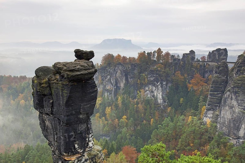 View over the rock tower Wehlnadel and the valley Wehlgrund in autumn, Saxon Switzerland, Sächsische Schweiz, Saxony, Germany, Europe