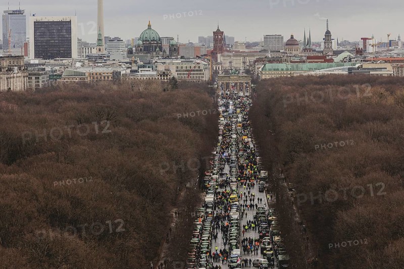 Road blockades, taken as part of the farmers' protests in Berlin, 15 January 2024. 10, 000 participants are expected on Monday as part of the farmers' protest week. Among other things, they are protesting against the austerity plans of the traffic light government
