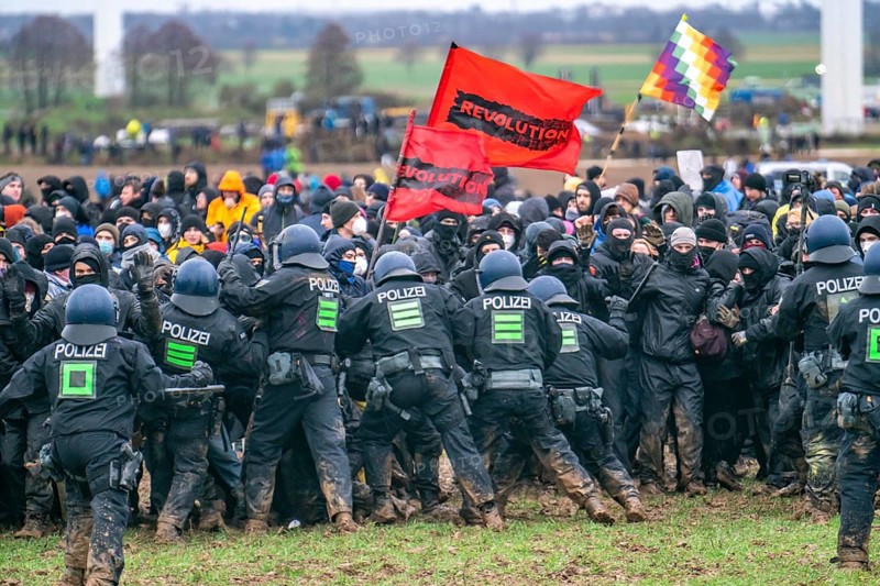 Violent clashes between thousands of demonstrators and the police, after a demonstration against the demolition of the brown coal village of Lützerath, the demonstration participants try to get to the rest of the village, Lützerah, and storm it, the police prevent this with a large contingent of forces, Erkelenz, North Rhine-Westphalia, Germany, Europe