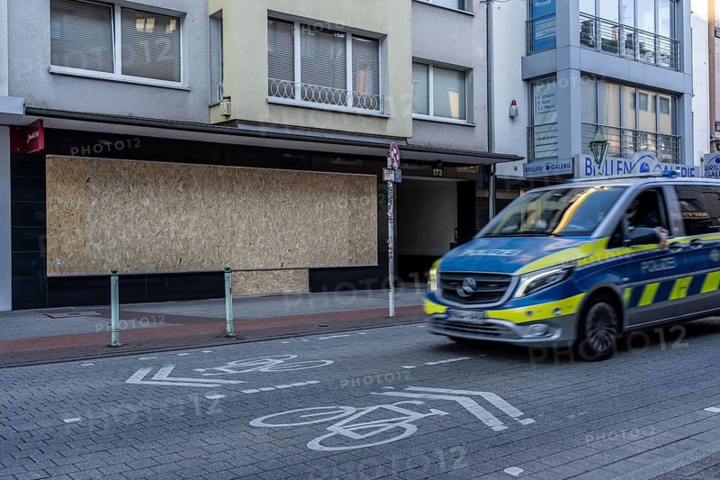 Before the demonstrations against the AFD party conference in Essen's Grugahalle, shops on Rüttenscheider Straße boarded up their shop windows for fear of riots, North Rhine-Westphalia, Germany, Europe