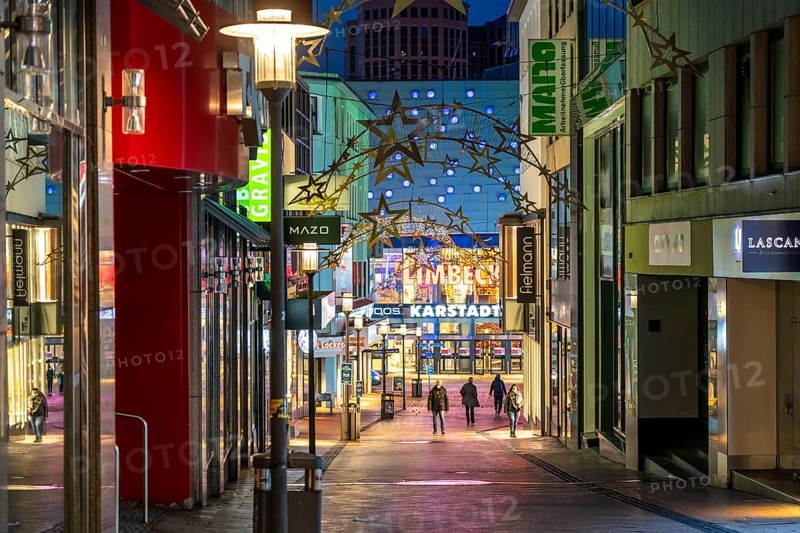 Christmas lockdown in the Corona crisis, empty shopping street, closed shops, hardly any passers-by, Limbecker Straße, Essen, North Rhine-Westphalia, Germany, Europe