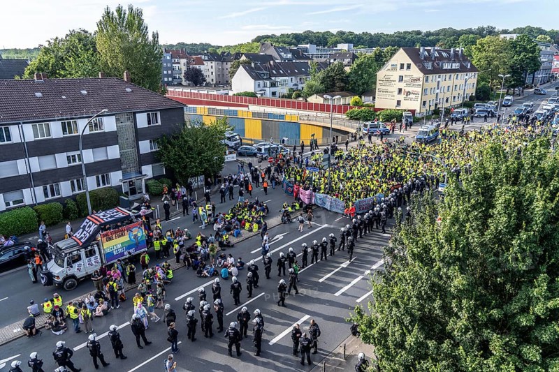 Demonstration against the AFD party conference in Essen, blockade of Alfredstraße, bridge over the A52 motorway, North Rhine-Westphalia, Germany, Europe
