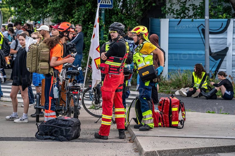 Paramedics at the demonstration against the AFD party conference in Essen, blockade of Alfredstraße, bridge over the A52 motorway, North Rhine-Westphalia, Germany, Europe
