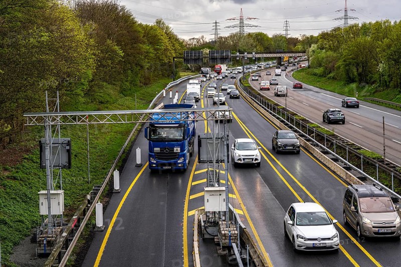 Weighing and barrier system on the A42 motorway, in front of the dilapidated motorway bridge over the Rhine-Herne Canal, between Bottrop and Essen, only vehicles up to 3.5 tonnes are allowed to drive over the bridge, heavy vehicles have to take detours, the motorway was completely closed there for over 3 months due to the damage, vehicle scales, traffic lights, here at the Bottrop-Süd exit in an easterly direction, North Rhine-Westphalia, Germany, Europe