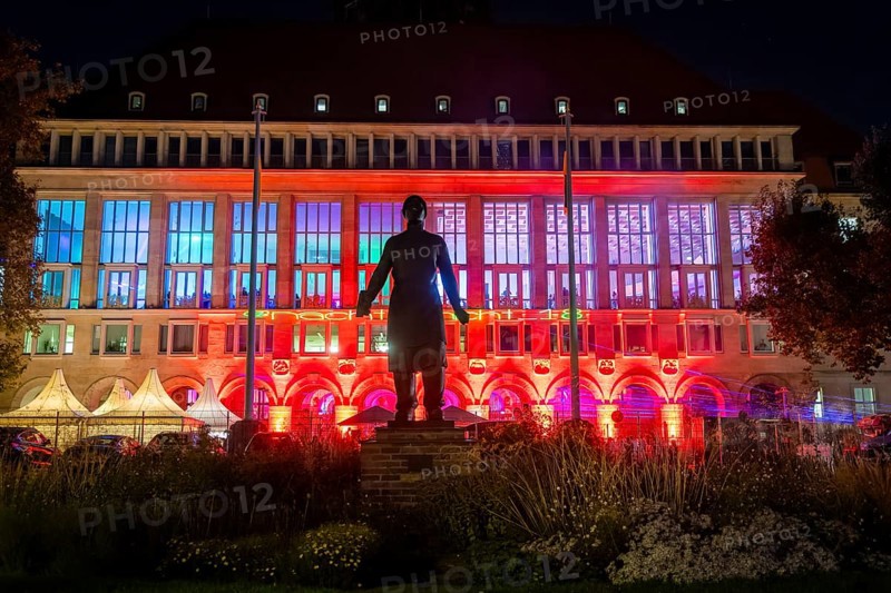 On 18 September 2024, the @Nachtschicht started again at 9 pm in Dresden City Hall. Dresdeners who turned 18 this year were invited to attend. The Trümmerfrau in front of the colourfully illuminated town hall, @Nachtschicht, Dresden, Saxony, Germany, Europe