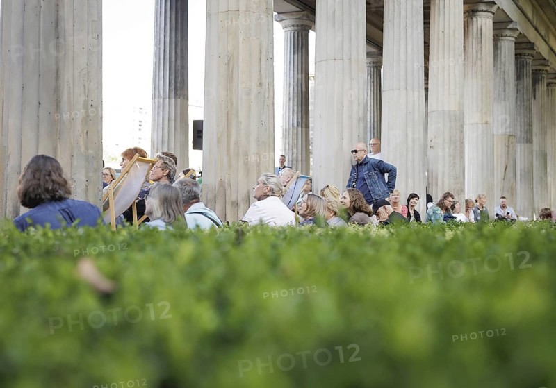 Reading by Ulrike C. Tscharre and live music at the Kolonnaden Bar on Museum Island in Berlin, 08/08/2024