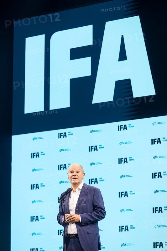 Olaf Scholz (Chancellor of the Federal Republic of Germany, SPD) gives a press statement after the press tour of the IFA (Internationale Funkausstellung) exhibition at the exhibition grounds, Berlin, 06/09/2024