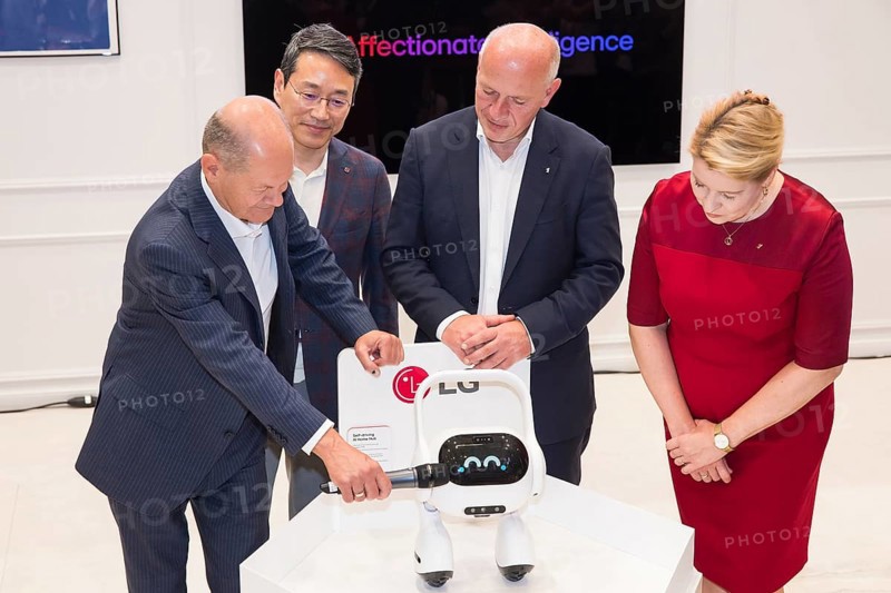 Olaf Scholz (Chancellor of the Federal Republic of Germany, SPD), Kai Wegner (Governing Mayor of Berlin, CDU) and Franziska Giffey (Senator for Economics, Energy and Public Enterprises and Mayor of Berlin, SPD) are shown an AI Home Hub from LG during a press tour of the IFA (Internationale Funkausstellung) exhibition at the exhibition grounds, Berlin, 06/09/2024