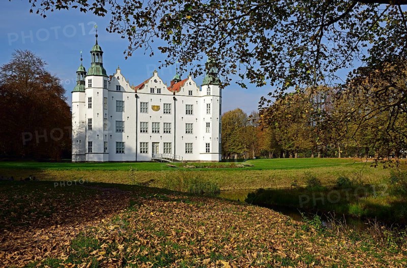 Europe, Germany, Schleswig-Holstein, Ahrensburg, moated castle Ahrensburg, autumn, front facade, built around 1595, late Renaissance, Hamburg, Hamburg, Federal Republic of Germany, Europe