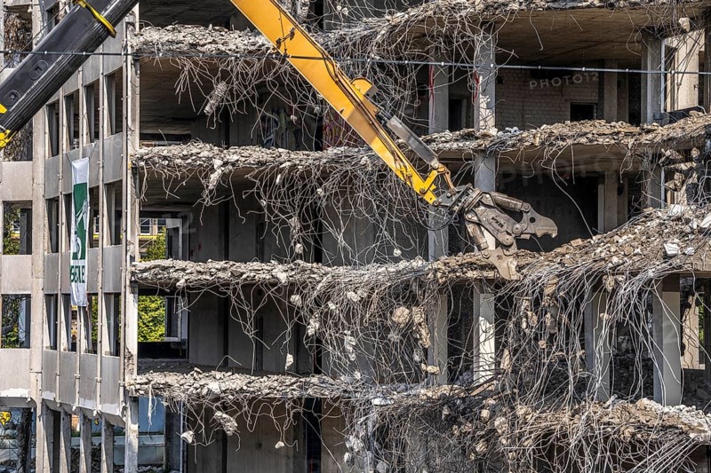 Construction site on Haroldstraße, demolition of a former office building, after complete gutting only the concrete parts remain, large excavator with cutting pliers cuts up concrete parts, steel wire, Düsseldorf, North Rhine-Westphalia, Germany, Europe