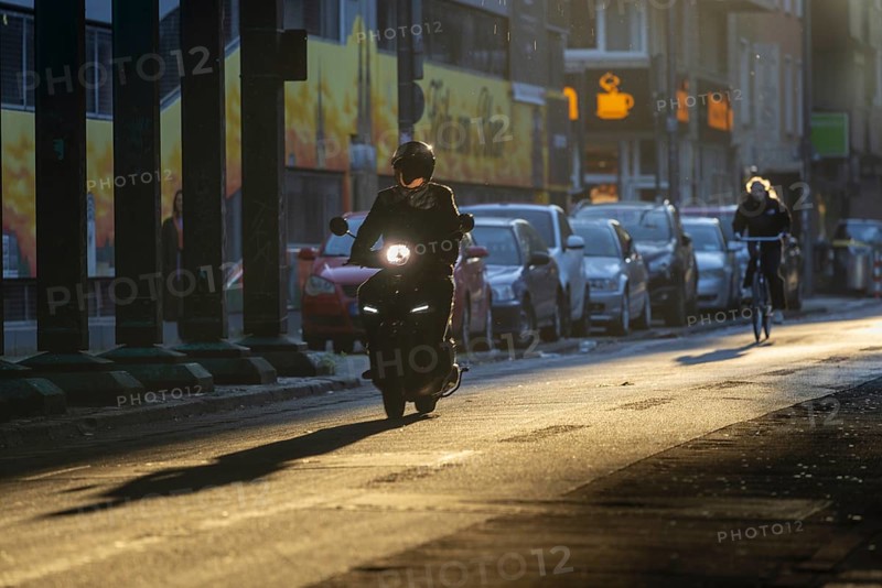 Cyclists in oblique sunlight in November, poor visibility, danger of glare, cycle lane, cyclists have priority over motor traffic, Cologne, North Rhine-Westphalia, Germany, Europe