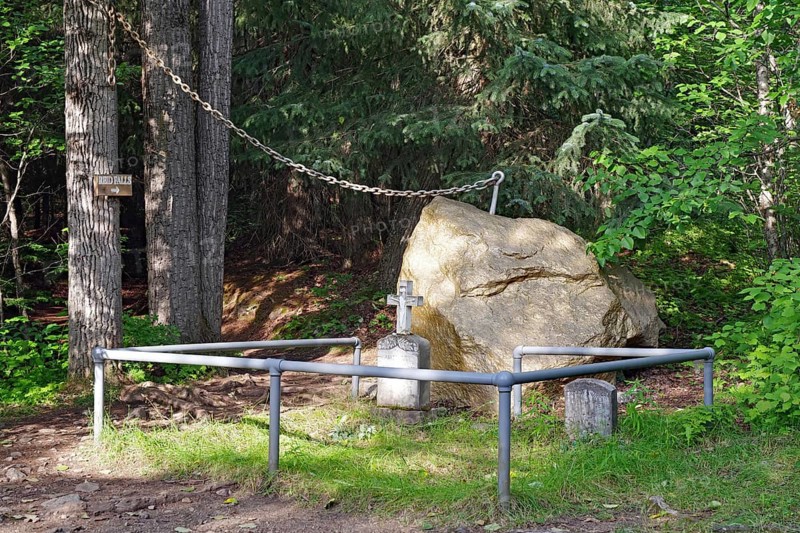 Gravestones and an imitation giant nugget at the old gold rush cemetery in Skagway, Gold Rush, Alaska, USA, North America