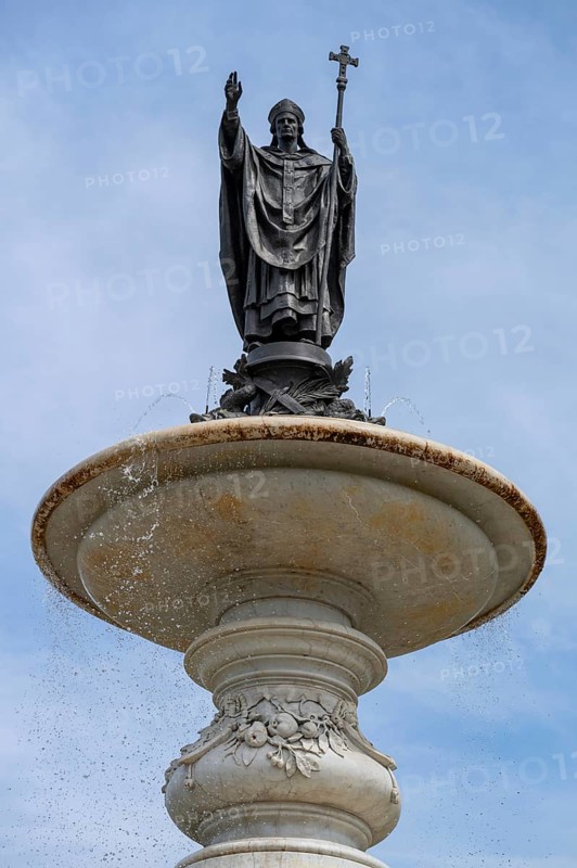 Saint Kilian on the Kiliansbrunnen, was a gift from Prince Regent Luitpold in 1895, Bahnhofspaltz, Würzburg, Lower Franconia, Bavaria, Germany, Europe