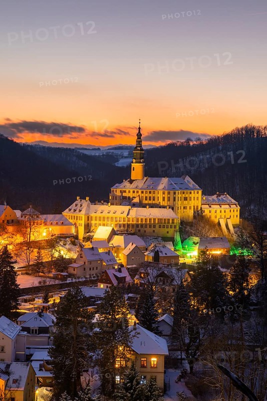 Winter evening in the Müglitz valley, impressively illuminated Weesenstein Castle at the blue hour, Weesenstein, Saxony, Germany, Europe