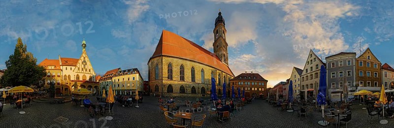 360° panoramic view over the lively market square at dusk with the Basilica of St Martin, Amberg, Upper Palatinate, Bavaria, Germany, Europe