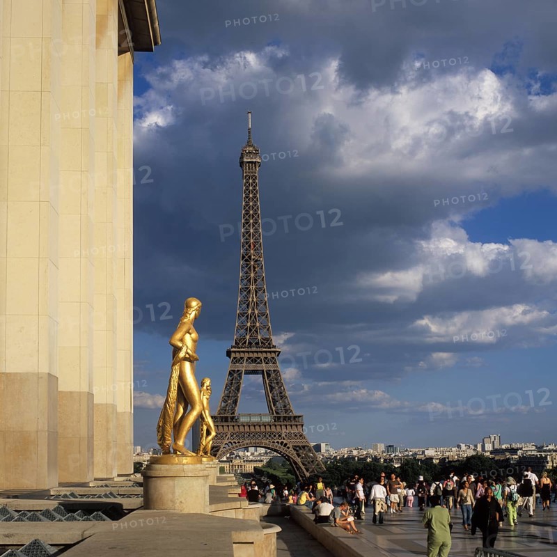 Die vergoldeten Statuen vom Trocadéro, hinten der 330m hohe Eifflturm, gebaut zum 100. Jahrestag der Französischen Revolution, Paris, Frankreich