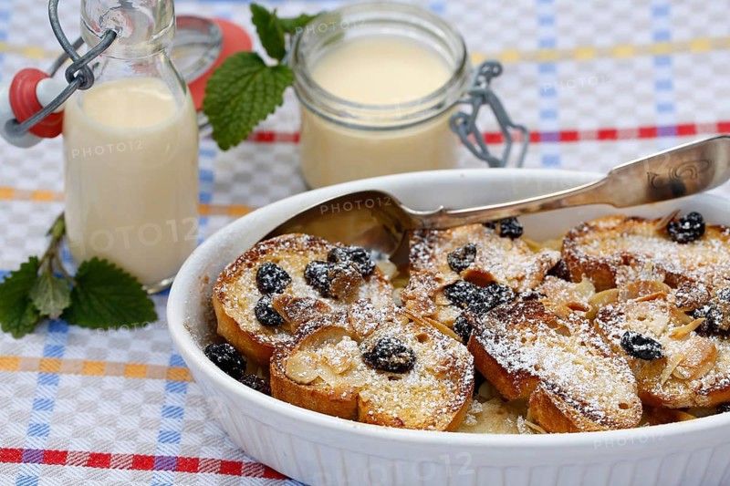 Swabian cuisine, Ofenschlupfer, sweet main course or dessert, dessert, sweet dish, typical Swabian, classic, from the oven, casserole, leftovers, rolls with sultanas, apples, gratinated, vanilla sauce, icing sugar, prepared, home cooking, traditional cuisine, food photography, studio, Germany, Europe