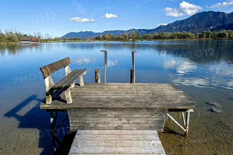 Bathing jetty with wooden bench at Lake Kochel, Schlehdorf, Kochel am See, behind mountain Rabenkopf, Bavarian Prealps, Alps, Upper Bavaria, Bavaria, Germany, Europe