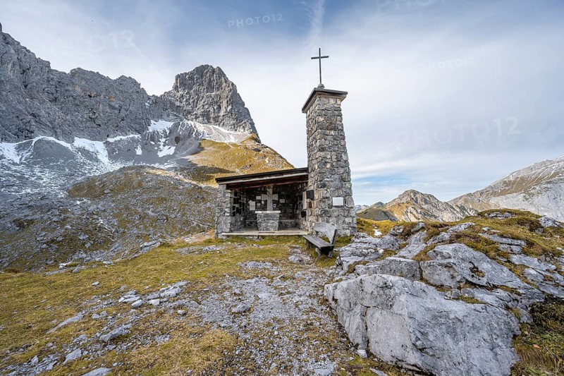 Lamsenjoch Chapel, memorial for mountaineers who died in an accident, in autumn, rocky summit of the Lamsenspitze, Karwendel, Tyrol, Austria, Europe