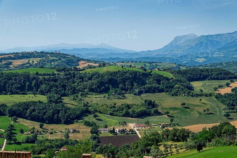 Landscape near San Ginesio in the Marche region with the mountains of the Monti Sibillini National Park in the background. San Ginesio, Macerata, Marche, Italy, Southern Europe, Europe