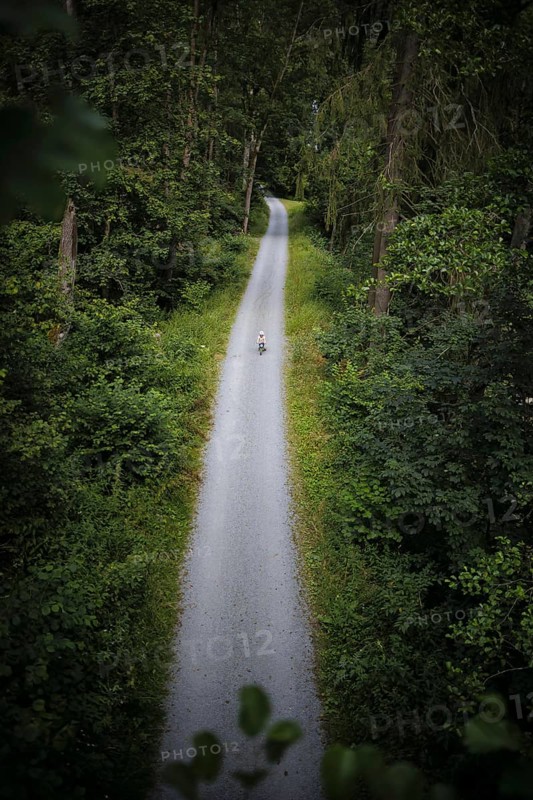 A child on a balance bike rides along a hiking trail through the Höllental valley between Thuringia and Bavaria. Lichtenberg, 21.07.2024