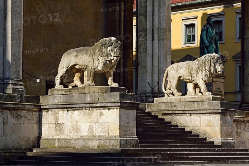 Europe, Germany, Bavaria, Munich, Odeonsplatz, Feldherrnhalle, built in 1841, lion figures on the stairs, Europe