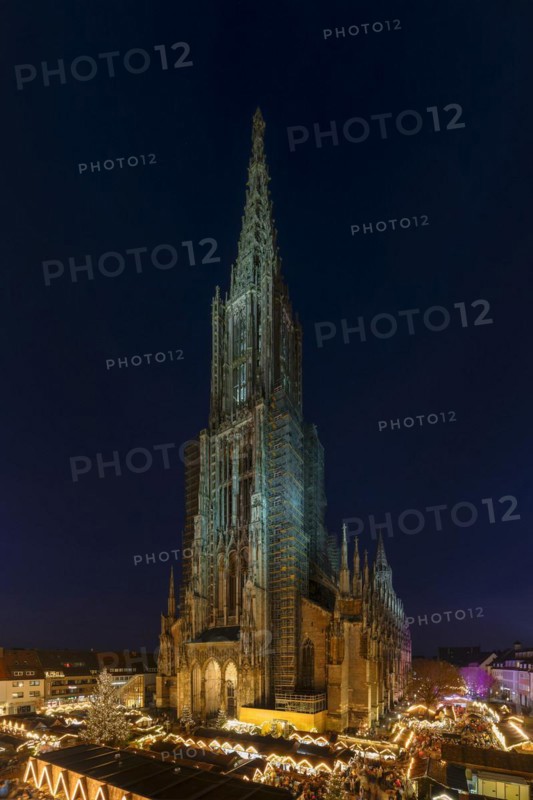 Christmas market in front of the cathedral on Münsterplatz, Ulm, Baden-Württemberg, Upper Swabia, Germany, Ulm, Baden-Württemberg, Germany, Europe
