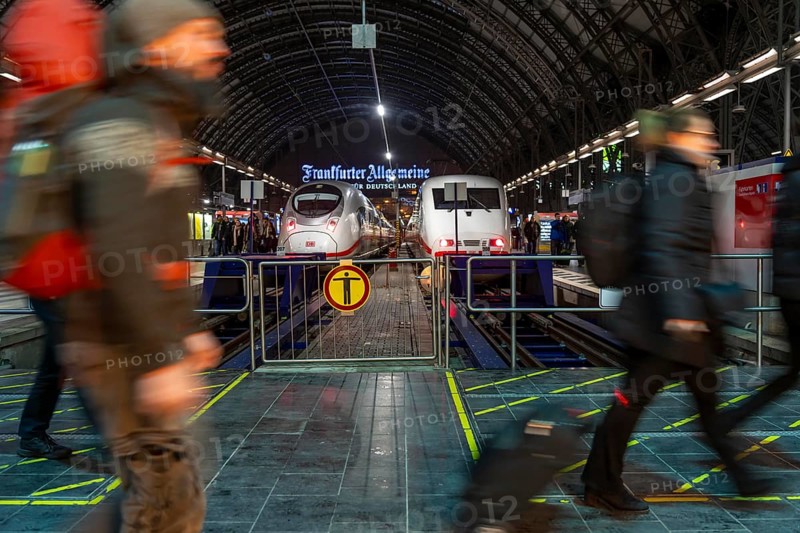 Frankfurt am Main main station, ICE train on platform, traveller, Hesse, Germany, Europe