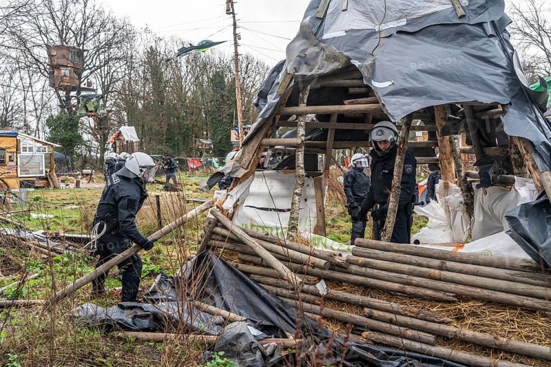 2nd day of the clearing of the hamlet Lützerath, by the police, of tree houses and huts, of climate activists, at the opencast lignite mine Garzweiler 2, Erkelenz, North Rhine-Westphalia, Germany, Europe