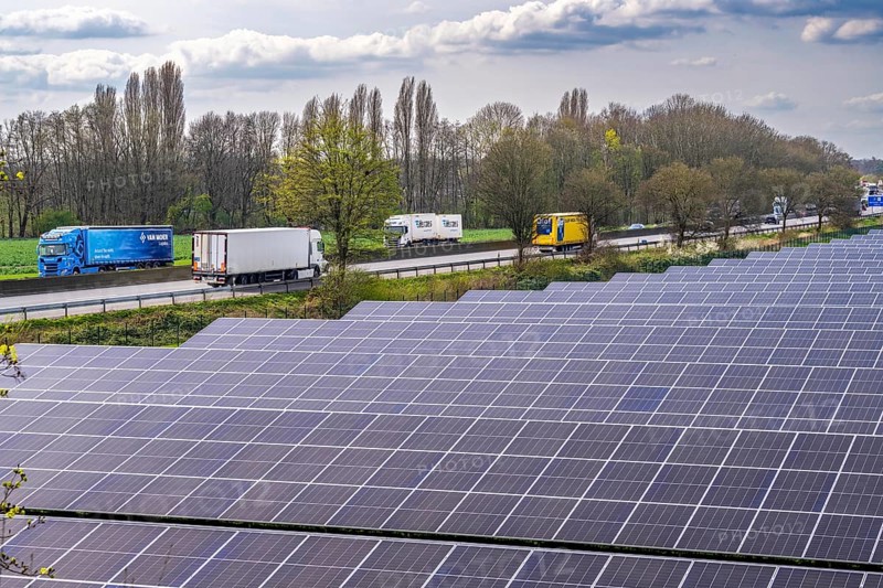 Solar park near Neukirchen-Vluyn, along the A40 motorway, over 10, 000 solar modules spread over 4.2 hectares, generating 6 million kilowatt hours per year, North Rhine-Westphalia, Germany, Europe