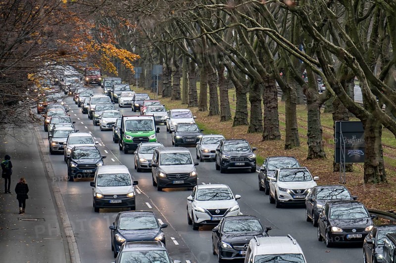 City centre traffic, 3-lane Westfalendamm, federal road B1, heavy traffic, North Rhine-Westphalia, Germany, Dortmund, Europe
