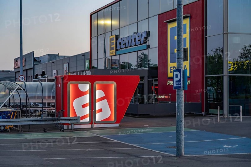 New ATM on the site of a shopping centre in Mülheim-Dümpten, free-standing, should be blast-proof, i.e. withstand blasting attempts by criminals, weighs 22 tonnes and is made of reinforced concrete, in March 2020 an ATM was blown up here, with a lot of accompanying damage, three blast-proof ATMs of the Sparkasse are to be built in MH, North Rhine-Westphalia, Germany, Europe