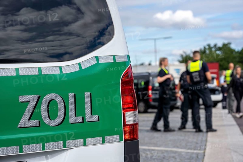 State-wide checks on motorway traffic in North Rhine-Westphalia, by police and customs, in particular the safety of motorhomes, caravans and bicycle racks was checked and the overloading of vehicles was checked, motorway rest area Hösel near Ratingen, A3, North Rhine-Westphalia, Germany, Europe