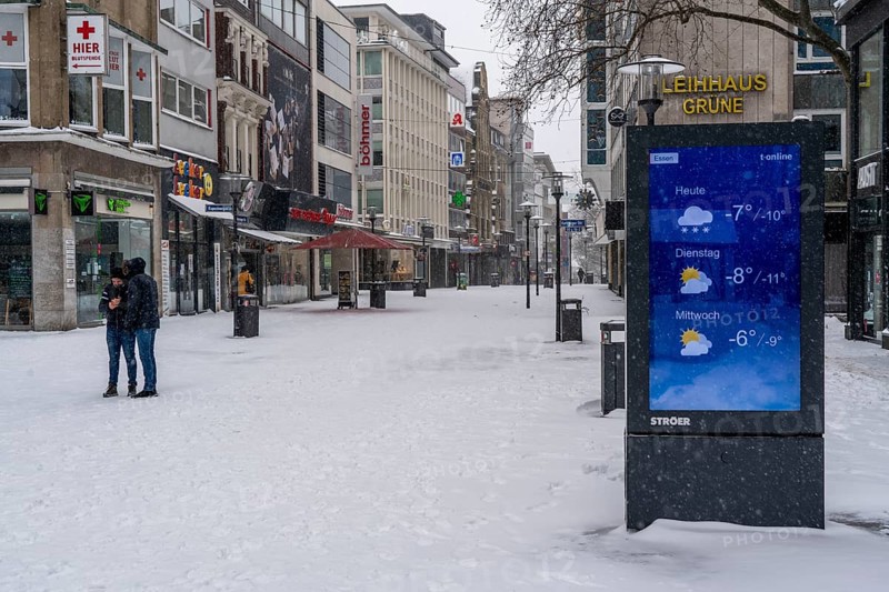 Digital billboard, weather forecast, city centre of Essen, onset of winter, lots of fresh snow and daytime temperatures below minus 5 degrees, empty pedestrian zone, Kettwiger Straße, during the Corona lockdown in February 2021, closed shops, Essen, North Rhine-Westphalia, Germany, Europe