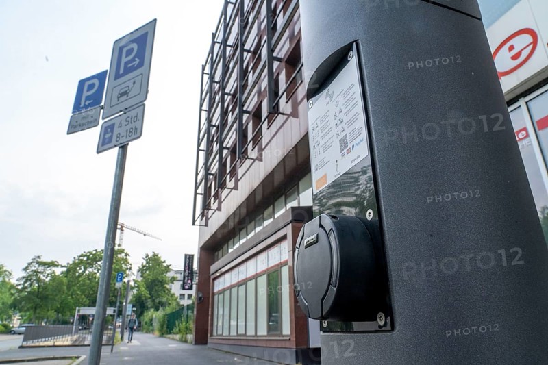 E-charging station in new smart poles, intelligent street lamps, test run, EON and the city of Essen are testing street lamps that measure environmental data, offer electricity for electric cars, are parking guidance systems, offer WLAN, are emergency call pillars and digital display panels, Essen, North Rhine-Westphalia, Germany, Europe