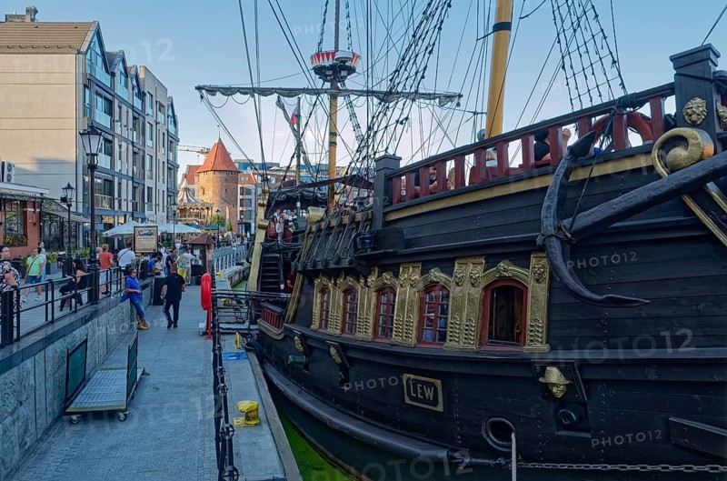 The harbour with the pirate ship Black Pearl on the Motlawa, Motlawa, in the city centre of Gdansk. Gdansk, Pomerania, Poland, Europe