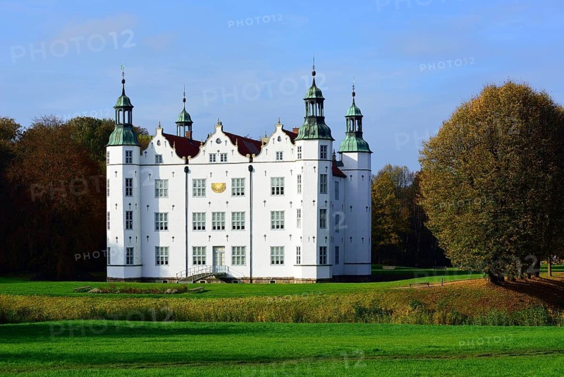 Germany, Ahrensburg, Ahrensburg Castle in autumn, Hamburg, Hamburg, Federal Republic of Germany, Europe