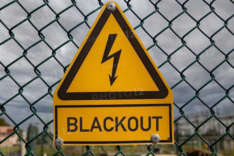 Symbolic image: The word blackout is written under a sign that usually warns of high voltage