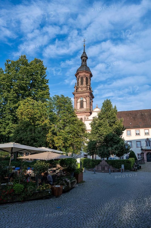 Outdoor catering in the Klosterstraße with the bell tower of the town church of St. Mary, historical sight in the old town of Gengenbach, Ortenaukreis, Baden-Württemberg, Germany, Europe