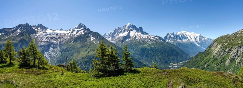 Mountain panorama with glaciated mountain peaks, Aiguille Verte with Aiguille du Midi and Mont Blanc, hike to Aiguillette des Posettes, Chamonix, Haute-Savoie, France, Europe