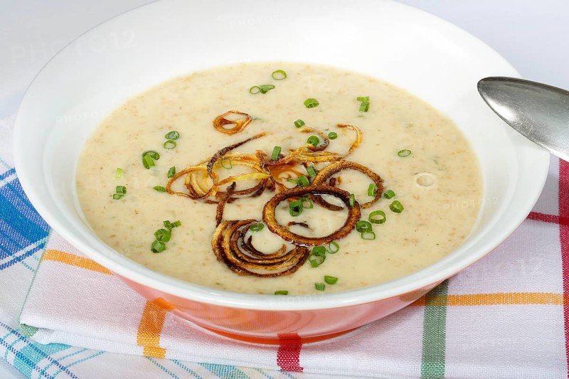 Swabian cuisine, green spelt soup, healthy, vegetarian, regional, soup served in a bowl, home cooking, roasted onions, herbs, chives, typical Swabian, traditional cuisine reinterpreted, food photography, studio, Germany, Europe