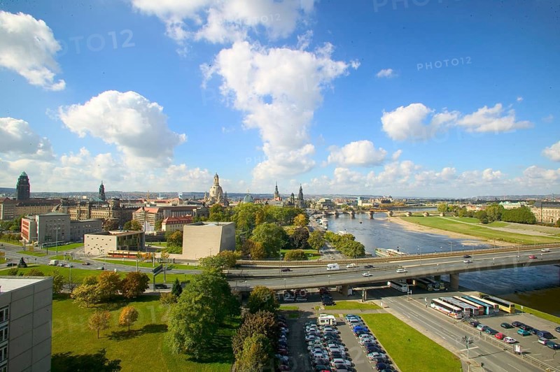 In the early hours of the morning, a section of the Carola Bridge collapsed for unknown reasons. Over a length of around 100 metres, the section on which the trams normally run collapsed into the Elbe. Photo of the intact bridge from 2004