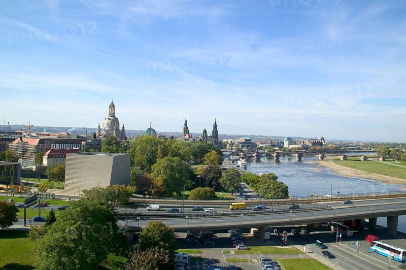 In the early hours of the morning, a section of the Carola Bridge collapsed for unknown reasons. Over a length of around 100 metres, the section on which the trams normally run collapsed into the Elbe. Photo of the intact bridge from 2004